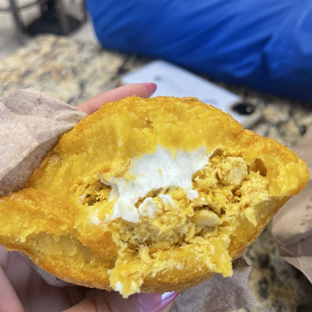 Pastelaria Vitoria Broadway - Pastel de frango con quiejo pasteis with chicken and cheese filling - Sandwiches Near Me - Somerville, Massachusetts Pastelaria Vitoria Broadway - Pastel de frango con quiejo pasteis with chicken and cheese filling - Sandwiches Near Me - Somerville, Massachusetts