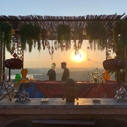 Klein Garten - Sunset at the bar with Buddha