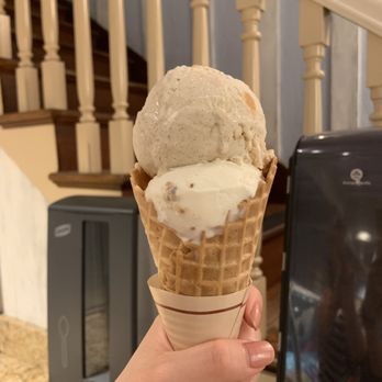 L'Artisan Des Glaces - a hand holding a cone of ice cream - Ice Cream & Frozen Yogurt Near Me - Orlando, Florida L'Artisan Des Glaces - a hand holding a cone of ice cream - Ice Cream & Frozen Yogurt Near Me - Orlando, Florida