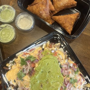 Bisbas Restaurant - Loaded Bisteeki Fries and Sambusa (2) - Somali Near Me - San Diego, California
