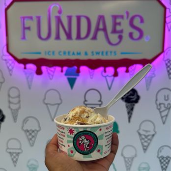 Fundaes - Peanut butter cookie dough - Ice Cream & Frozen Yogurt Near Me - Carmel, Indiana