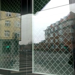 Minhaj Ul-Quran International Danmark Amager - Dette rudefolie med antydning af mellemøstlig æstetik er det eneste tegn på Islam ved Øresundsvej 51