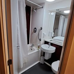 Travelodge Hotel - Bathroom