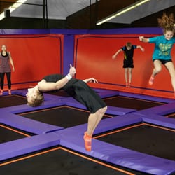 Jump House - Turnen, Springen, Akrobatik, jede Menge Spaß auf über 70 Trampolinen