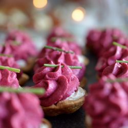 Hibiscus Dinners - Bites: mini tarts with goat cream and beetroot mousse