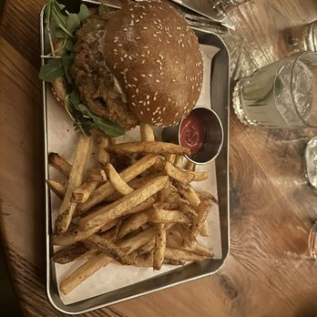 Retreat Gastropub - Cocktail Bars Near Me - Saint Louis, Missouri