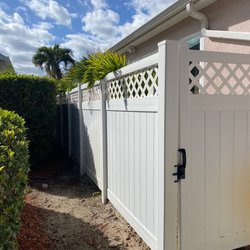 Adams and Rubin Fence - Side yard with Lattice Top Fence.