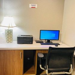 La Quinta Inn by Wyndham Milwaukee Glendale Hampton Ave - Business Center
