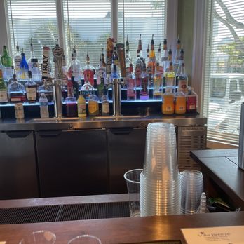 Key West Villas - Bar area, nightly happy hour and continental breakfast - Hotels Near Me - Key West, Florida Key West Villas - Bar area, nightly happy hour and continental breakfast - Hotels Near Me - Key West, Florida