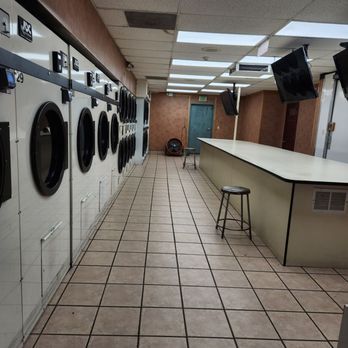 Tom's Laundromat - Floor clean, no trash and counter super clean ready for clients to fold theirs clothes - Laundromat Near Me - Hayward, California Tom's Laundromat - Floor clean, no trash and counter super clean ready for clients to fold theirs clothes - Laundromat Near Me - Hayward, California