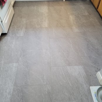 De Rieux's Fine Floors - Kitchen floor with LVT vinyl tile - Flooring Near Me De Rieux's Fine Floors - Kitchen floor with LVT vinyl tile - Flooring Near Me