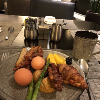 Fairmont Waterfront - Breakfast on the Gold Floor - Hotels Near Me - Vancouver, British Columbia