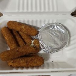 Olly's Pizzeria - Mozzarella sticks were good and had a cheese pull.