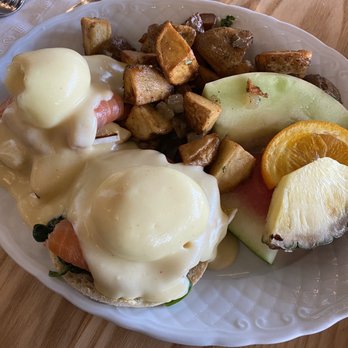 Le Café du Théâtre - 2 poached egg with apple + smoked salmon - French Near Me - Brossard, Quebec Le Café du Théâtre - 2 poached egg with apple + smoked salmon - French Near Me - Brossard, Quebec
