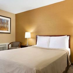Travelodge Toronto East - Guest room