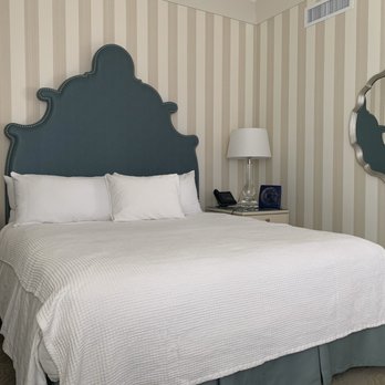 The Beverly Hilton - The newly renovated rooms have a peaceful, beautiful decor. - Hotels Near Me - Beverly Hills, California The Beverly Hilton - The newly renovated rooms have a peaceful, beautiful decor. - Hotels Near Me - Beverly Hills, California