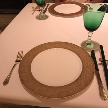 Wing Lei - Beautiful table set up. Golden utsensils! Gold and jade everywhere!!! Such eye candy - Chinese Near Me - Las Vegas, Nevada