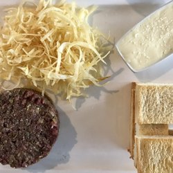 Laos - Handgeschnittenes Tartar mit Kartoffelstroh