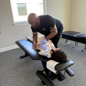Concierge Chiropractic Clinic - Dr. Lister providing the chiropractic adjustment to a patient. - Chiropractors Near Me - Pearland, Texas Concierge Chiropractic Clinic - Dr. Lister providing the chiropractic adjustment to a patient. - Chiropractors Near Me - Pearland, Texas