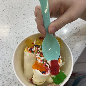 I CE NY Baldwin Park - Vanilla with gummy bears and rainbow sprinkles - Ice Cream & Frozen Yogurt Near Me - Orlando, Florida I CE NY Baldwin Park - Vanilla with gummy bears and rainbow sprinkles - Ice Cream & Frozen Yogurt Near Me - Orlando, Florida