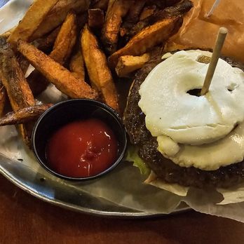 Fightingtown Tavern - Georgia pride (didn't like the apple on the burguer) - Burgers Near Me - Blue Ridge, Georgia