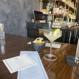 Gin gimlet with truffle chips