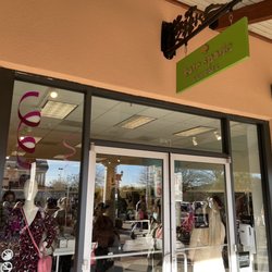 kate spade new york outlet - Front of the store