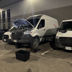 JD Lube & Shine - Oil change at Fleet Yard . Very happy to share that we signed a new client "Platinum Rental "