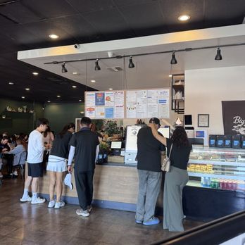 Big Mug Coffee Roaster - Busy mothers day crowd (seating) line moves quick - Coffee Roasteries Near Me - Santa Clara, California