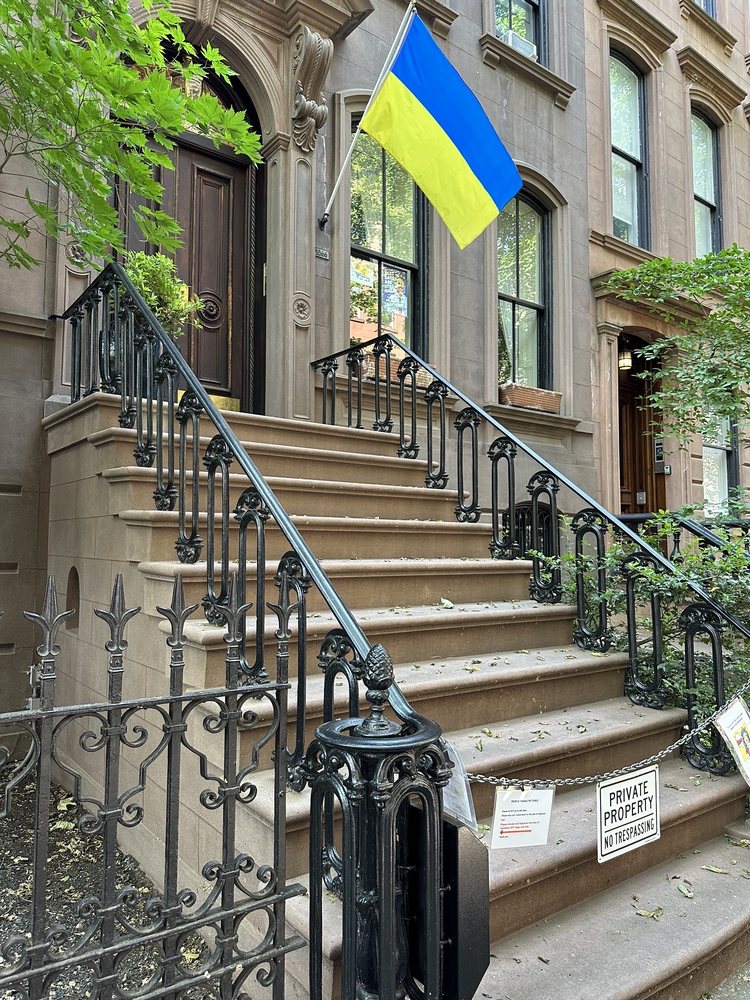 CARRIE BRADSHAW’S APARTMENT Updated April 2024 49 Photos & 25