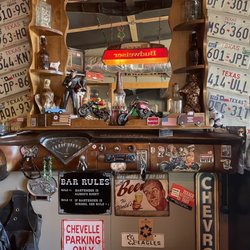 Rowena Fillin' Station Bar and Grill - Bar area