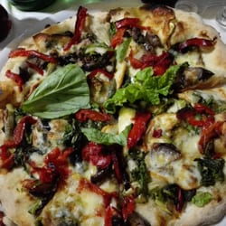 Ai Tre Monelli - Pizza ortolana con peperoni, scarole, melanzane, friarielli