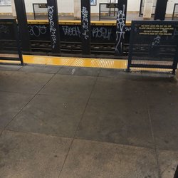 MTA - Morgan Avenue Subway Station - Platform barriers Canarsie platform