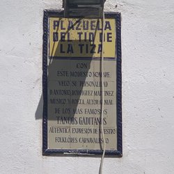 Taberna El Tío de la Tiza - A plaque with the history of the plaza
