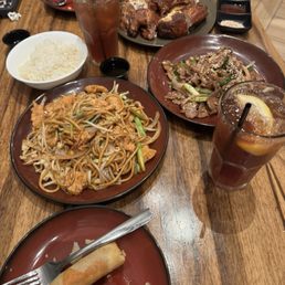 Enroll, fried chicken and chow mein chicken noodles. Delicious! Enroll, fried chicken and chow mein chicken noodles. Delicious!