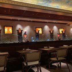 The Cheesecake Factory - Inside seating