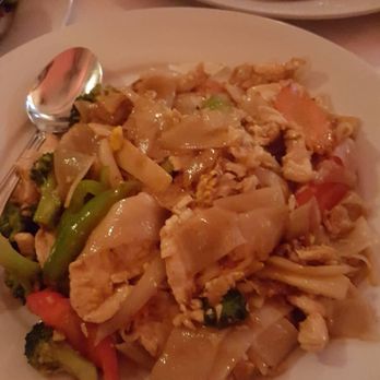 Thai Bros - Dunken noodles with chicken and a taste worth waiting for - Thai Near Me - Laguna Beach, California