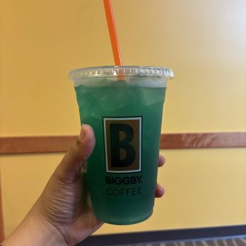 BIGGBY COFFEE - Blue BlueRazz Fusion Mocktail with redbull - Coffee & Tea Near Me - Maumee, Ohio
