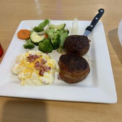 Texas Seafood Steak House - Fillet Mingnon with mashed potatoes and veggies