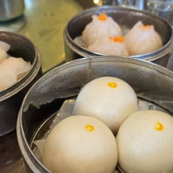 Mandarin Kitchen - Shrimp dumplings and egg custard buns