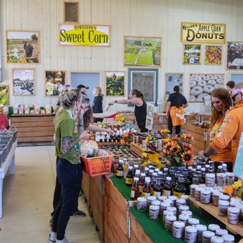 Keller’s Farmstand - people shopping at a farmers market - Fruits & Veggies Near Me - Naperville, Illinois