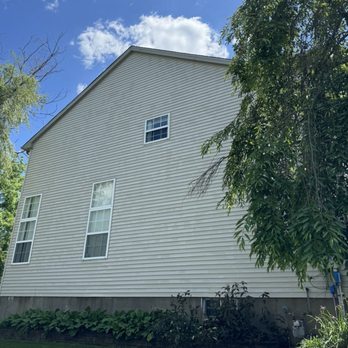 Handy Power Wash Service - How clean and shiny my siding was after being green for years -this was wet just moments after washed by HANDY POWERWASH - Pressure Washers Near Me Handy Power Wash Service - How clean and shiny my siding was after being green for years -this was wet just moments after washed by HANDY POWERWASH - Pressure Washers Near Me