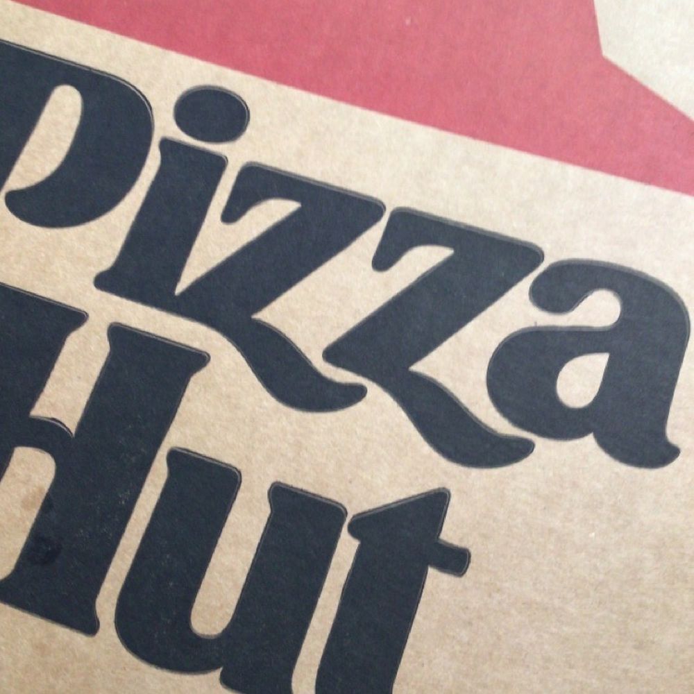 a pizza box with the pizza hut logo on it
