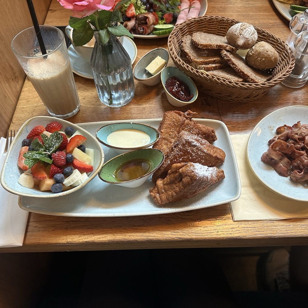 Du & Ich - Stuffed French toast with fruit and side of bacon - Cafes Near Me - Wiesbaden, HE