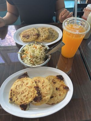 Pupuseria & Restaurant "El Cuscatleco" by null