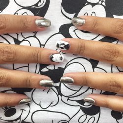 The Polished Nail - Old fashioned Mickey nail art with chrome nails