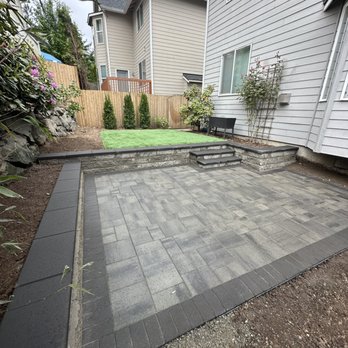 Emerald City Pnw Landscape - Retaining Wall With Steps & Catalina Grana In Rio 3pcs Pavers With Everblade 65 Turf. - Fences & Gates Near Me
