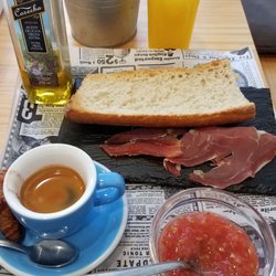 Fornelino - Desayuno completo con jugo de naranja, cafe tostada y jamon serrano.
