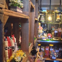Aunty Bettys - Tiny space inside just enough to stand in the cue and admire all the cakes