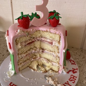 A Cake Life - Sorry I'm not a very good cake cutter lol - Bakeries Near Me - Honolulu, Hawaii